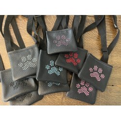 ONEGA godbidstaske i lder med swarowski sten